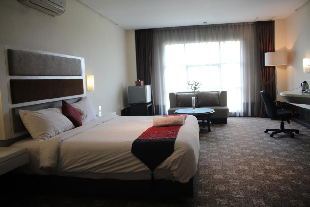 President Executive Club Hotel Cikarang Ngoại thất bức ảnh